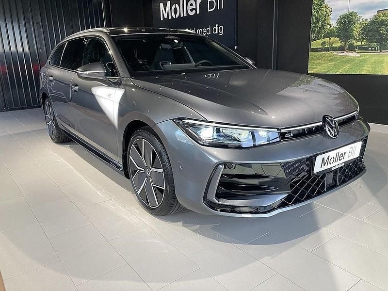 Grå Ny 2026 VW Passat Kombi | 564 600 kr (Marknadspris) - Bild 1/4