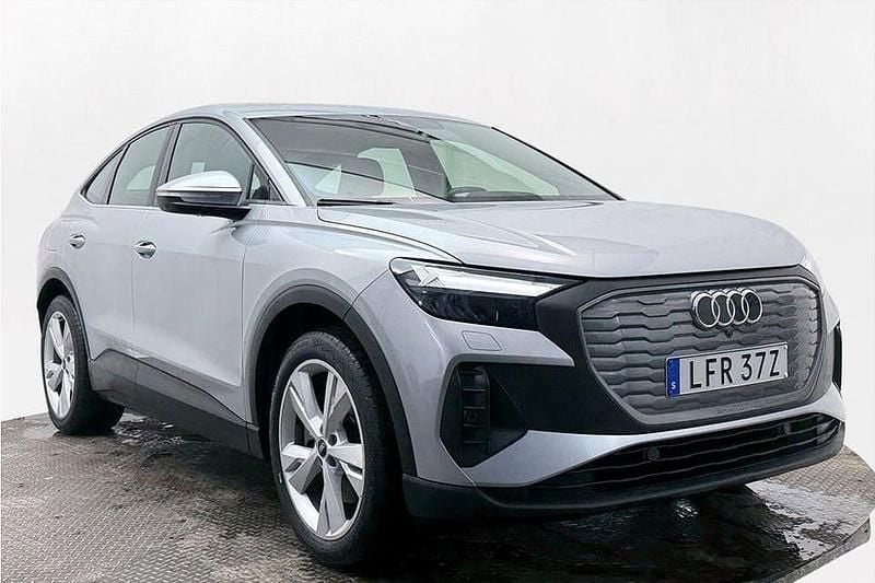 Silver Begagnad 2023 Audi Q4 Sportback e-tron Sport SUV | 384 900 kr (Marknadspris) - Bild 1/3