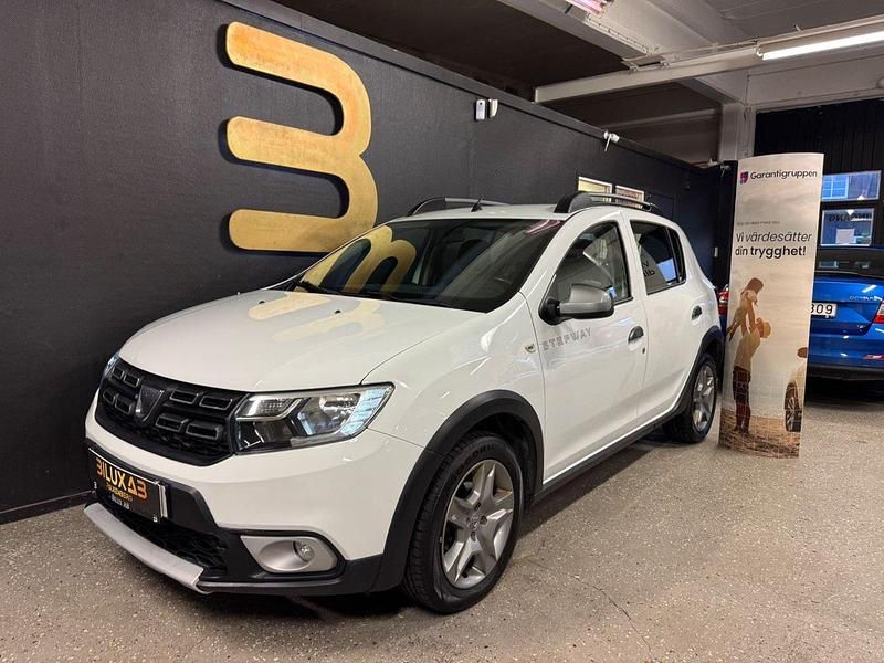 Vit Begagnad 2017 Dacia Sandero Stepway Halvkombi | 62 900 kr (Marknadspris) - Bild 1/4