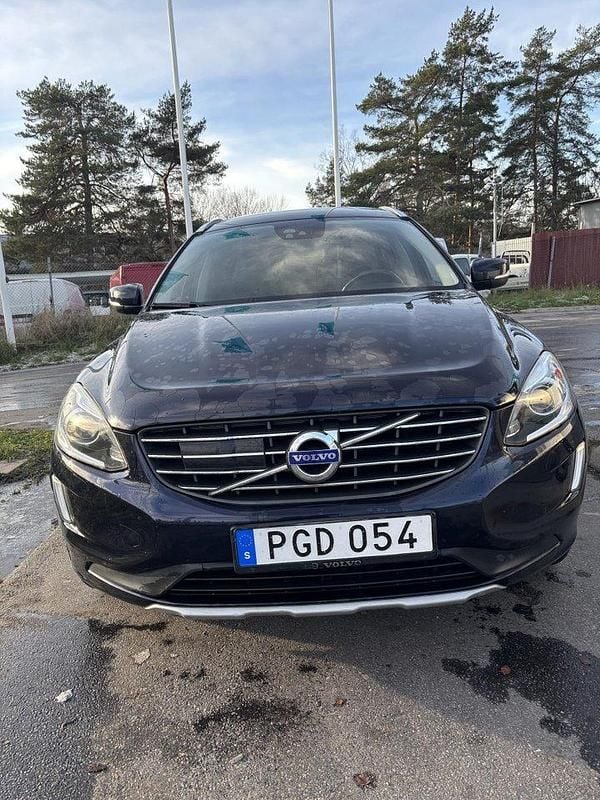 Blå Begagnad 2017 Volvo XC60 Standard SUV | 220 000 kr (Marknadspris) - Bild 1/4