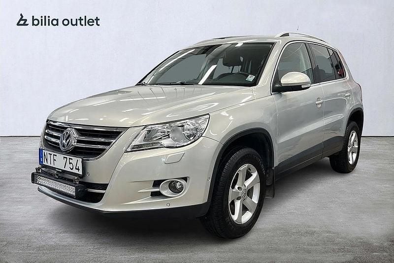 Begagnad VW Tiguan Sportline 140 HK (102 kW) 2011 Ljusgrå SUV