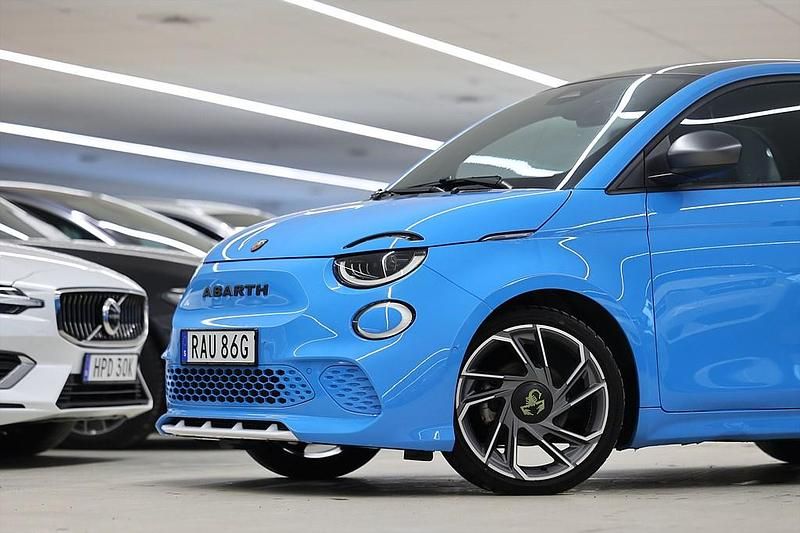 Begagnad Abarth 500e 114 kW (155 HK) 2024 Blå Halvkombi