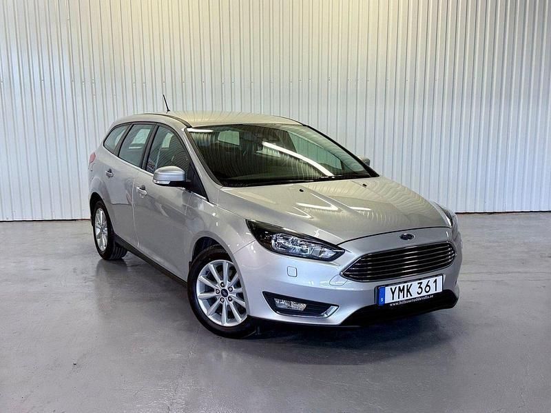 Grå Begagnad 2017 Ford Focus Titanium Kombi | 89 500 kr (Marknadspris) - Bild 1/4