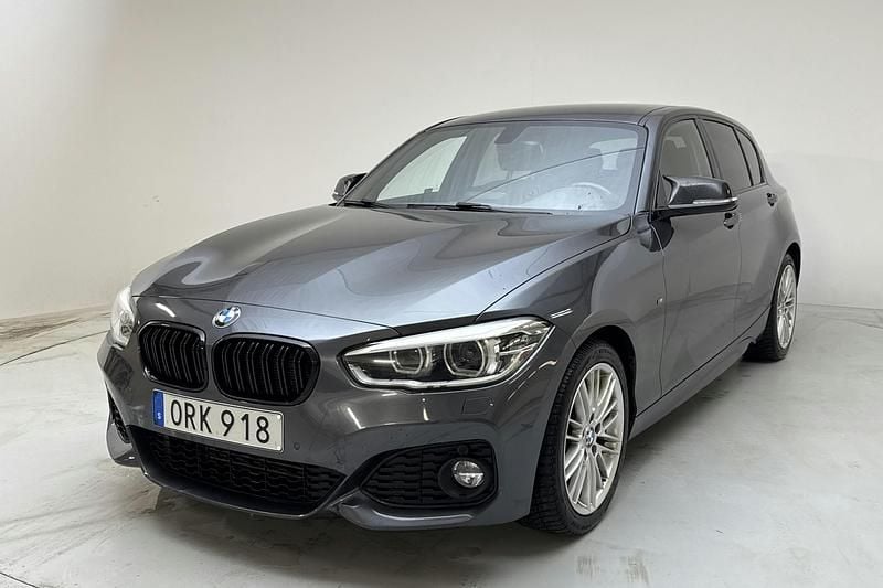 Grå Begagnad 2018 BMW 118 Shadowline Halvkombi | 169 900 kr (Bra pris) - Bild 1/4