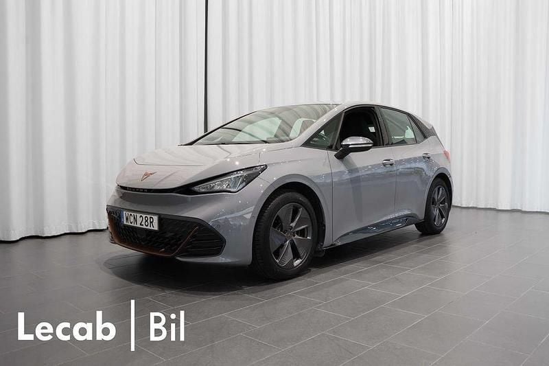 Ljusgrå (vapor grey) Begagnad 2022 Cupra Born Halvkombi | 249 500 kr (Marknadspris) - Bild 1/4