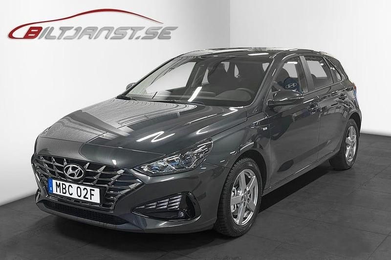 Grå Begagnad 2023 Hyundai i30 Essential Halvkombi | 219 900 kr (Marknadspris) - Bild 1/4