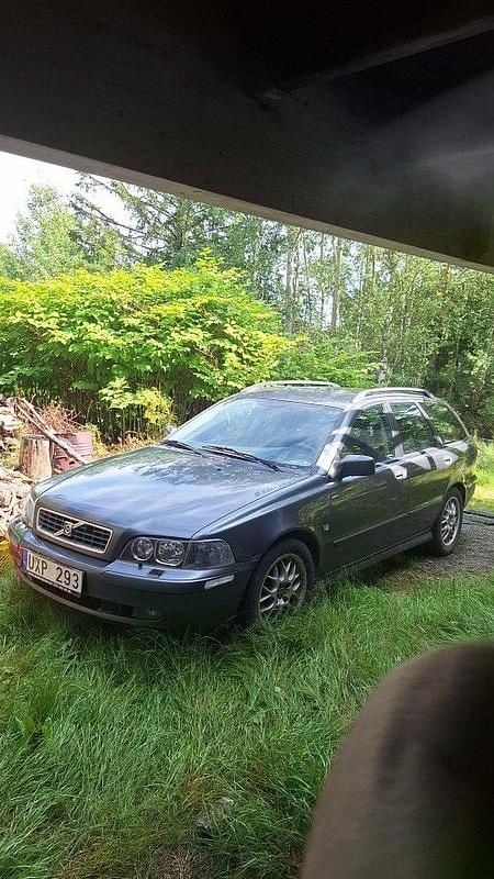 Grå Begagnad 2004 Volvo V40 Kombi | 10 000 kr (Marknadspris) - Bild 1/4