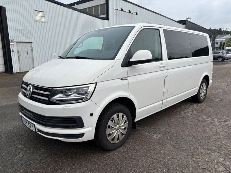 Vit Begagnad 2017 VW Caravelle Minibuss | 149 800 kr - Bild 1/4