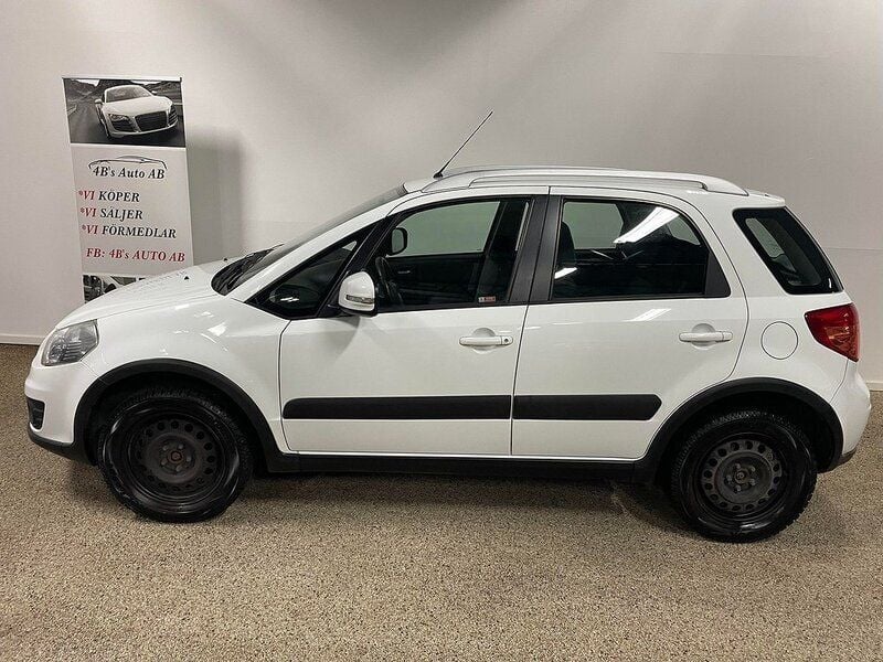Vit Begagnad 2012 Suzuki SX4 GLX Halvkombi | 84 900 kr (Marknadspris) - Bild 1/4