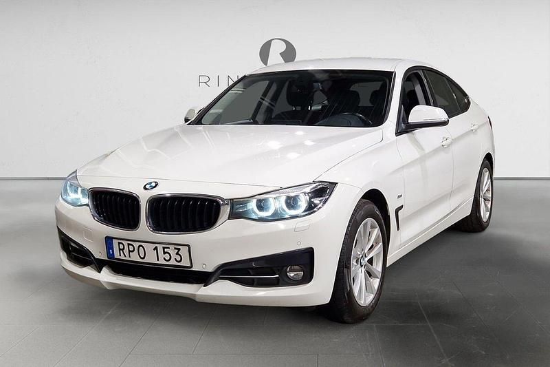 Vit Begagnad 2018 BMW 320 Gran Turismo Sport Line Halvkombi | 149 900 kr (Marknadspris) - Bild 1/3