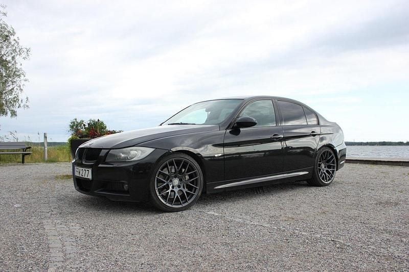 Svart Begagnad 2007 BMW 335 Comfort Edition Sedan | 155 000 kr (Marknadspris) - Bild 1/4