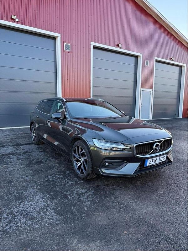 Grå Begagnad 2020 Volvo V60 Momentum Kombi | 265 000 kr (Marknadspris) - Bild 1/4
