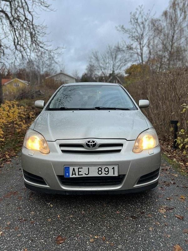 Silver Begagnad 2007 Toyota Corolla Halvkombi | 35 000 kr (Bra pris) - Bild 1/4