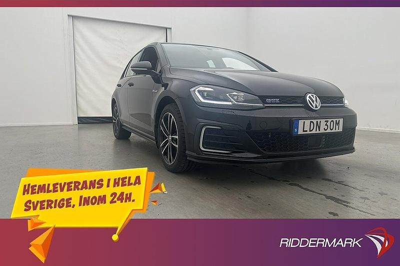 Svart Begagnad 2020 VW Golf VIII GTE Halvkombi | 254 800 kr (Marknadspris) - Bild 1/3