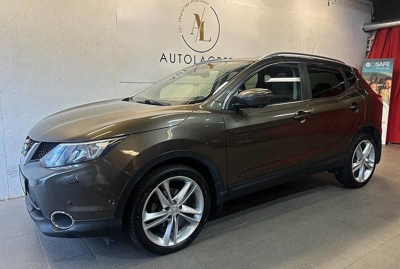 Brun Begagnad 2015 Nissan Qashqai Tekna SUV | 129 900 kr (Marknadspris) - Bild 1/4