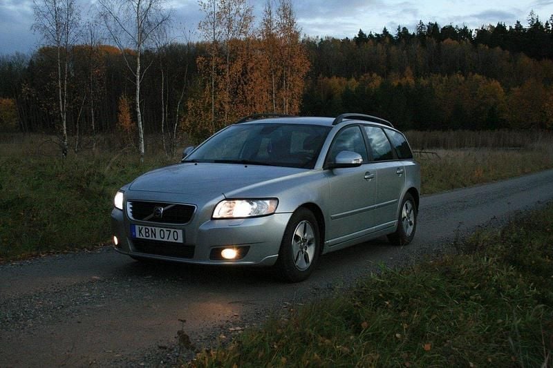 Silver Begagnad 2010 Volvo V50 Momentum Kombi | 27 000 kr (Marknadspris) - Bild 1/4