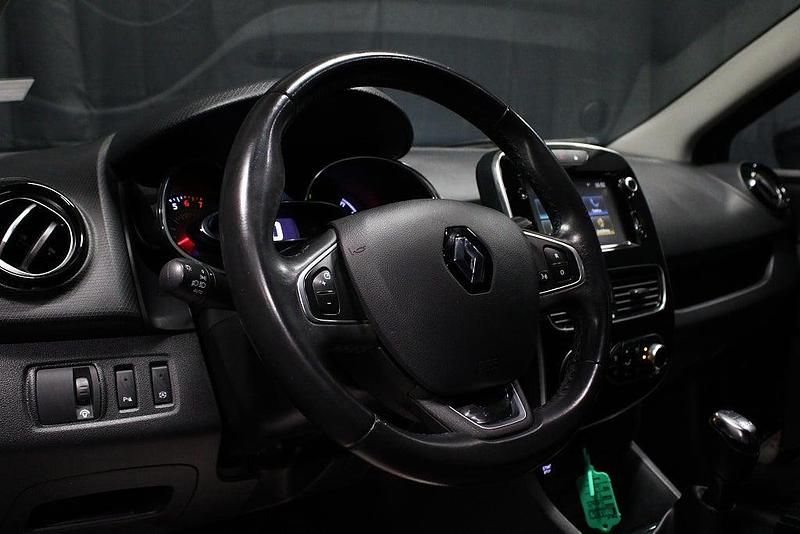 Begagnad Renault Clio GrandTour Intens 90 HK (66 kW) 2016 Grå Kombi