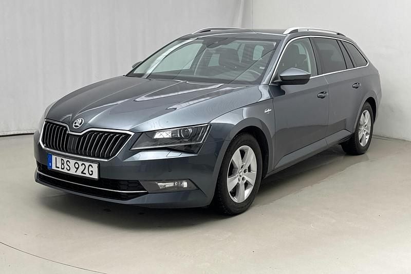 Mörkgrå Begagnad 2019 Skoda Superb LAURIN & KLEMENT Kombi | 229 000 kr (Bra pris) - Bild 1/4