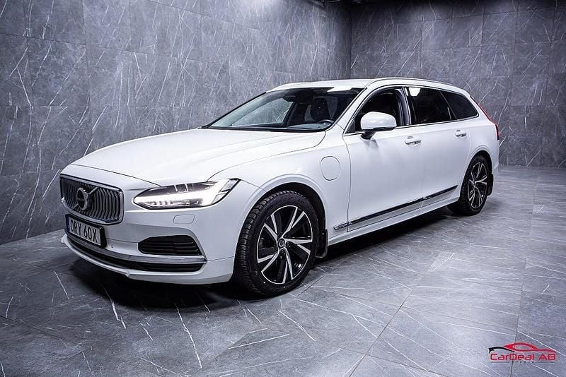 Begagnad Volvo V90 Core 253 HK (186 kW) 2023 Vit Kombi