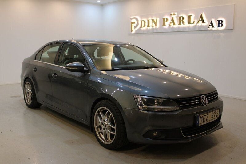 Mörkgrå (grå) Begagnad 2012 VW Jetta Highline Sedan | 79 900 kr (Marknadspris) - Bild 1/4