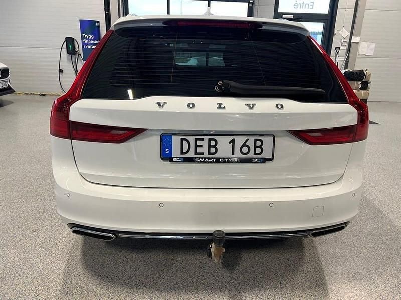 Begagnad Volvo V90 Momentum 392 HK (288 kW) 2020 Vit Kombi