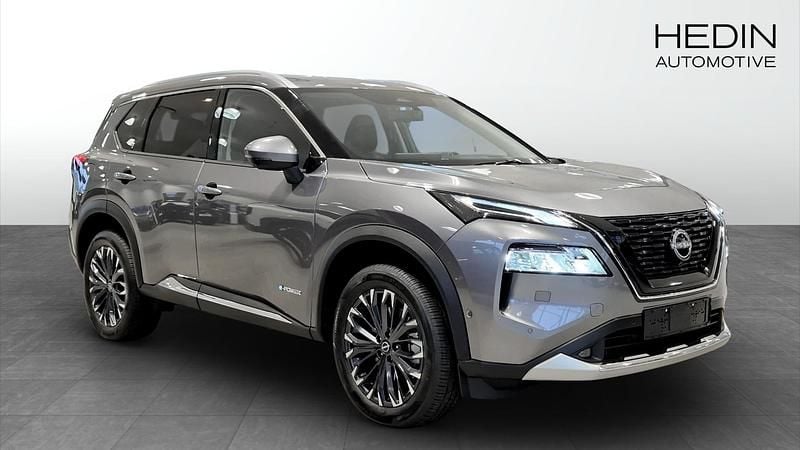 Grå Ny 2025 Nissan X-Trail Tekna SUV | 493 900 kr (Marknadspris) - Bild 1/4