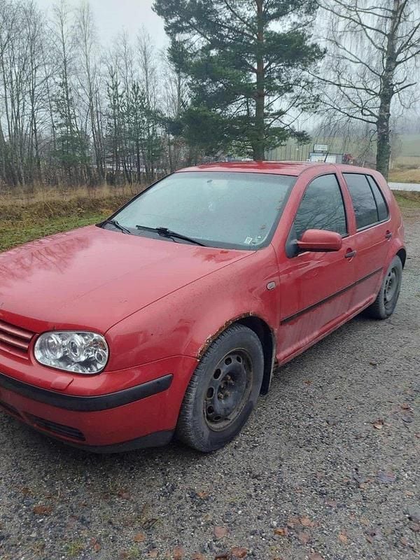 Röd Begagnad 2003 VW Golf IV Basis Halvkombi | 5 000 kr (Bra pris) - Bild 1/4