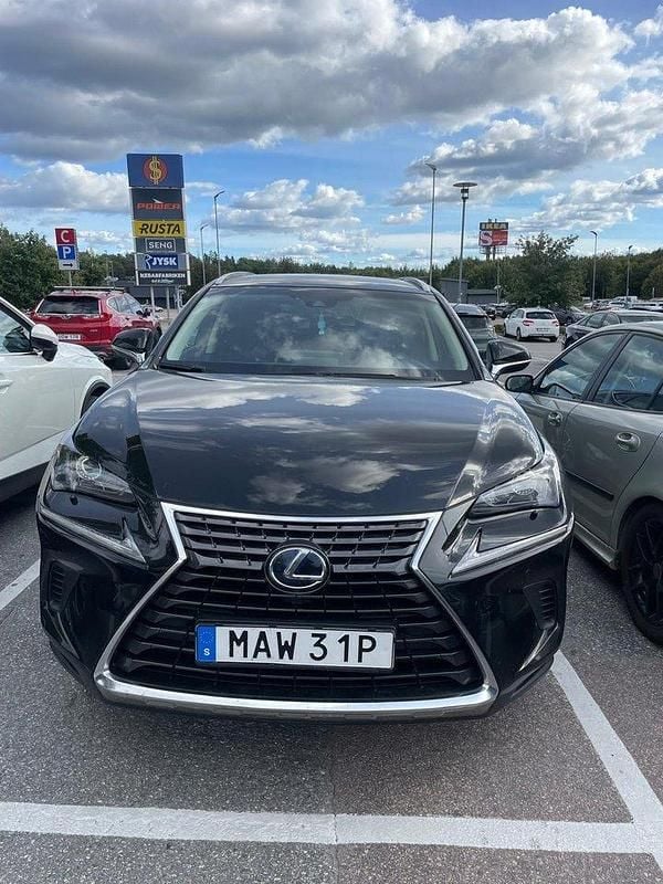 Svart Begagnad 2019 Lexus NX300h SUV | 255 999 kr (Marknadspris) - Bild 1/4