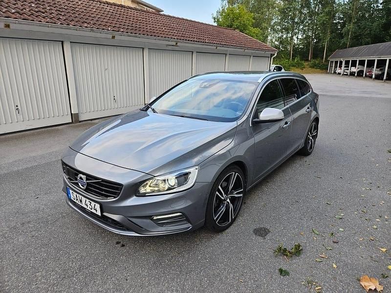 Osmium grå Begagnad 2017 Volvo V60 Kombi | 205 000 kr - Bild 1/4