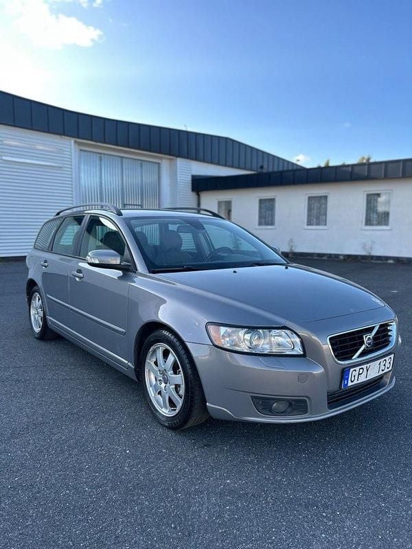 Grå Begagnad 2008 Volvo V50 Momentum Kombi | 33 500 kr (Marknadspris) - Bild 1/4