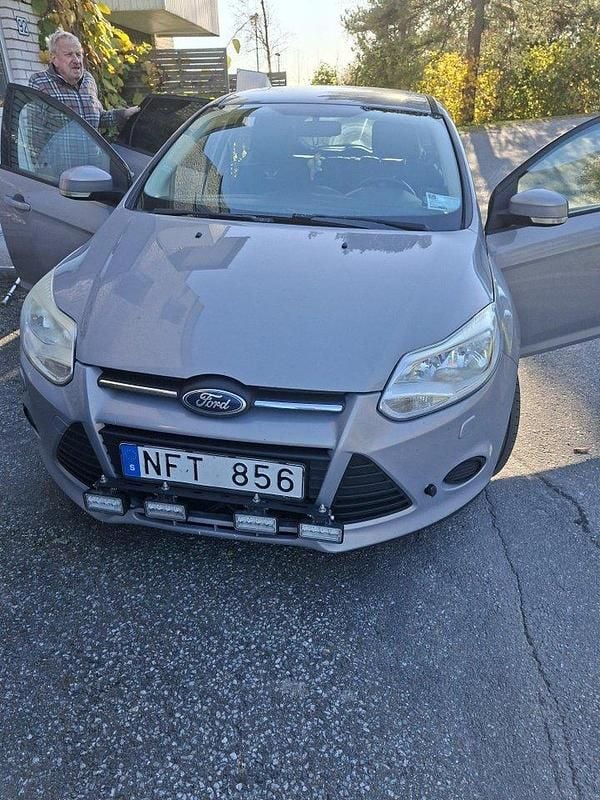 Grå Begagnad 2013 Ford Focus Trend Kombi | 42 500 kr (Marknadspris) - Bild 1/4