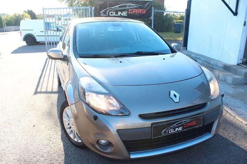Ljusbrun Begagnad 2011 Renault Clio R.S. Halvkombi | 39 900 kr (Marknadspris) - Bild 1/4