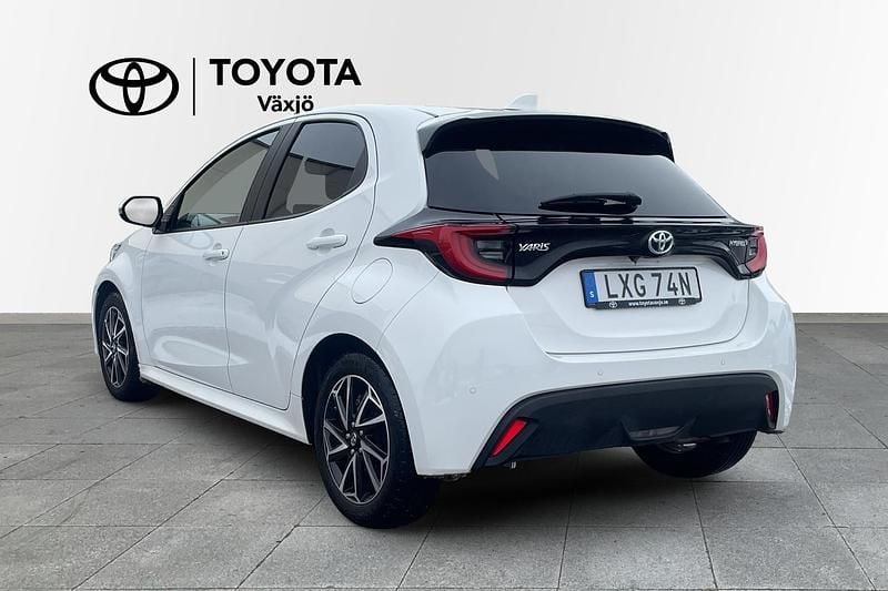 Begagnad Toyota Yaris Hybrid Active 117 HK (86 kW) 2022 Vit Halvkombi