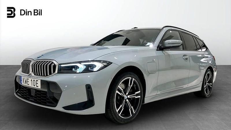 Grå Begagnad 2025 BMW 330 Comfort Edition Kombi | 499 900 kr - Bild 1/4