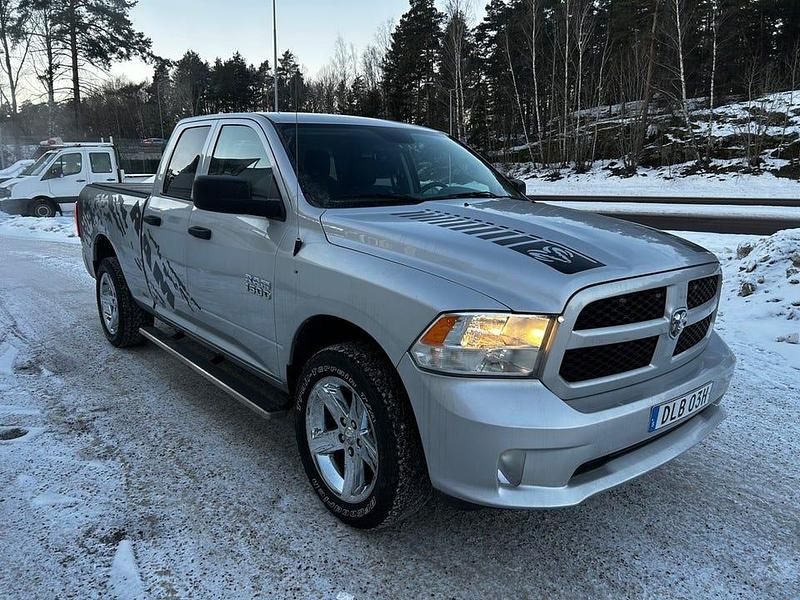 Silver Begagnad 2018 RAM 1500 Pickup | 339 900 kr - Bild 1/4