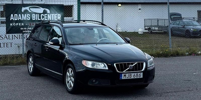 Svart Begagnad 2008 Volvo V70 Momentum Kombi | 46 800 kr (Marknadspris) - Bild 1/4