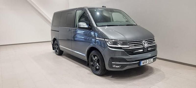Indiumgrå met Begagnad 2023 VW Multivan Highline Van | 629 000 kr (Bra pris) - Bild 1/4