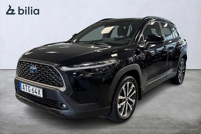 Svart Begagnad 2022 Toyota Corolla Cross Plus SUV | 374 800 kr (Marknadspris) - Bild 1/3