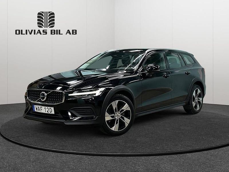 Gul Begagnad 2023 Volvo V60 CC Core Kombi | 209 400 kr (Bra pris) - Bild 1/4