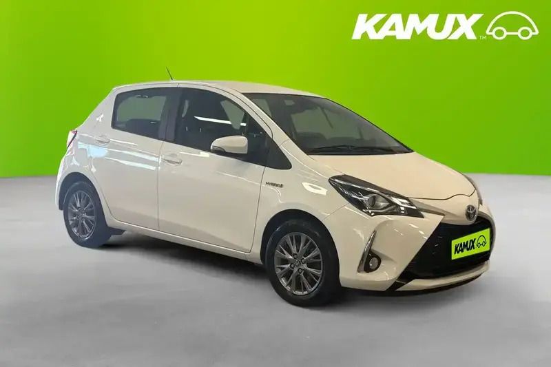 Vit Begagnad 2017 Toyota Yaris Hybrid Active Halvkombi | 122 900 kr (Marknadspris) - Bild 1/4