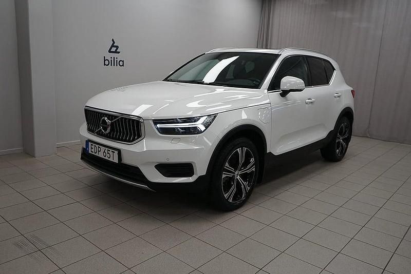 Vit Begagnad 2021 Volvo XC40 Inscription SUV | 294 900 kr (Marknadspris) - Bild 1/3