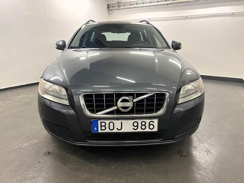 Grå Begagnad 2010 Volvo V70 Kinetic Kombi | 54 900 kr (Superpris) - Bild 1/4