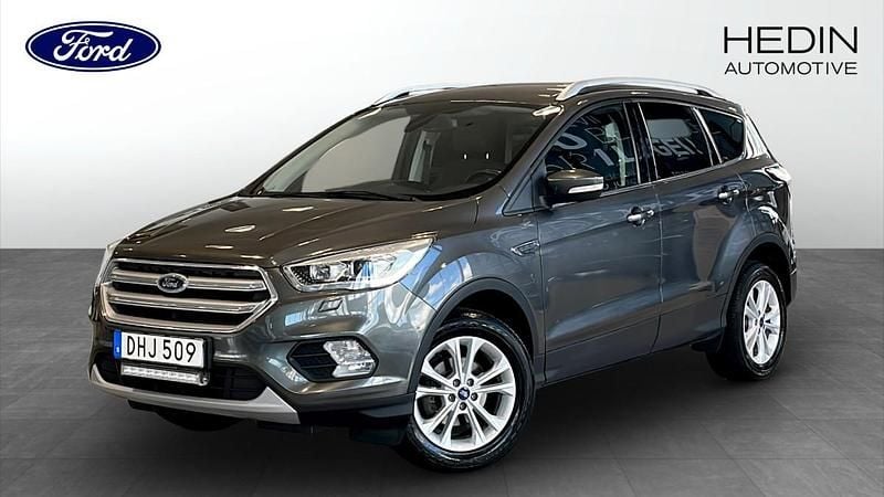 Grå (grey) Begagnad 2018 Ford Kuga Titanium SUV | 144 900 kr (Marknadspris) - Bild 1/4