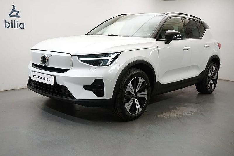 Vit Begagnad 2022 Volvo XC40 Core SUV | 309 900 kr - Bild 1/3