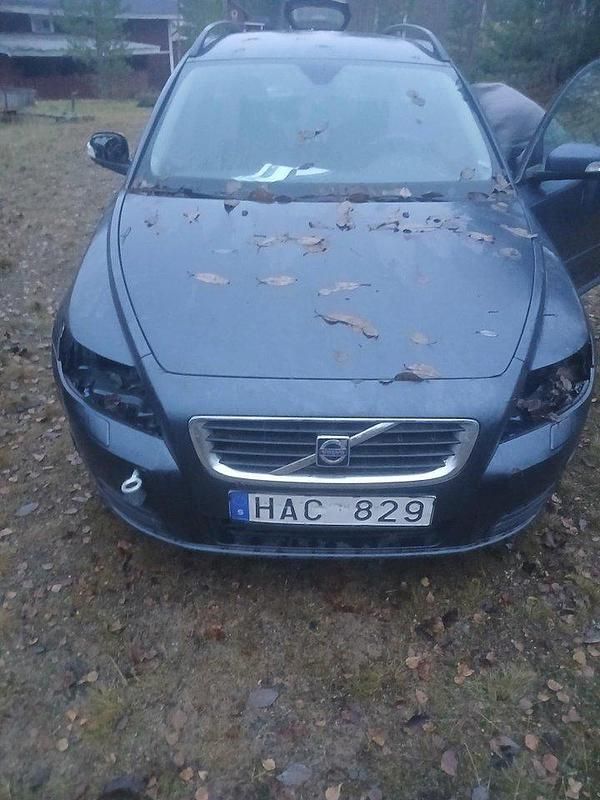 Blå Begagnad 2008 Volvo V50 Kinetic Kombi | 5 000 kr (Superpris) - Bild 1/4