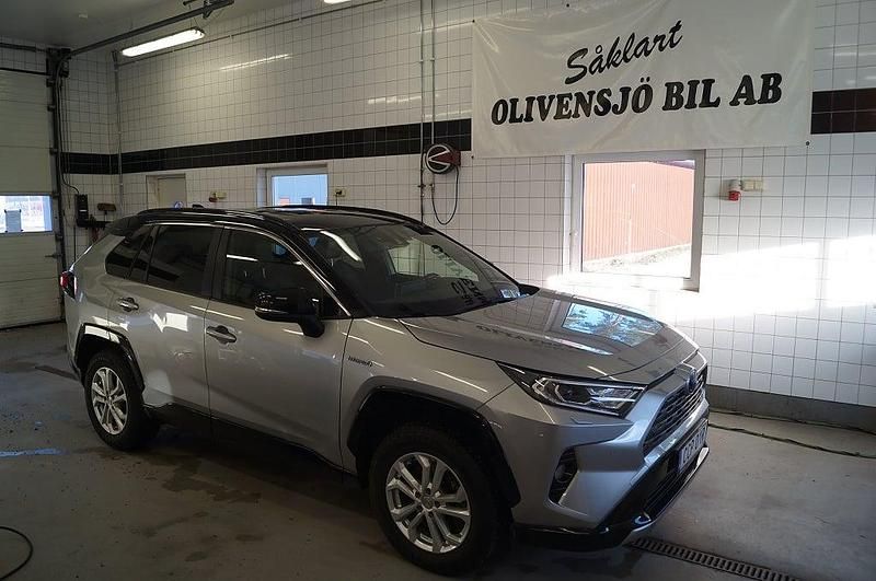 Grå Begagnad 2019 Toyota RAV4 Hybrid Style SUV | 299 900 kr (Marknadspris) - Bild 1/4