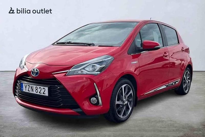 Röd Begagnad 2017 Toyota Yaris Hybrid Halvkombi | 154 900 kr (Marknadspris) - Bild 1/1