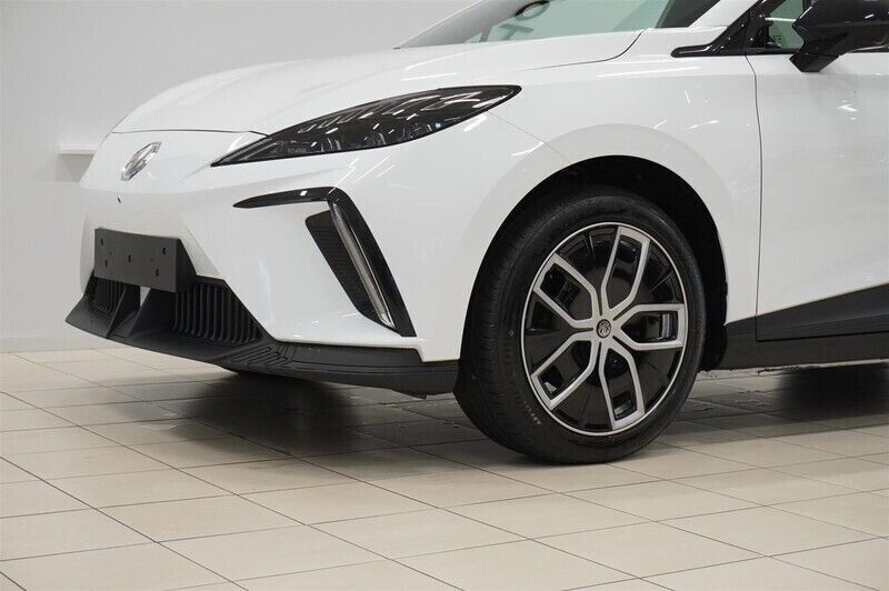 Begagnad MG MG4 EV Luxury 150 kW (204 HK) 2023 Vit Halvkombi