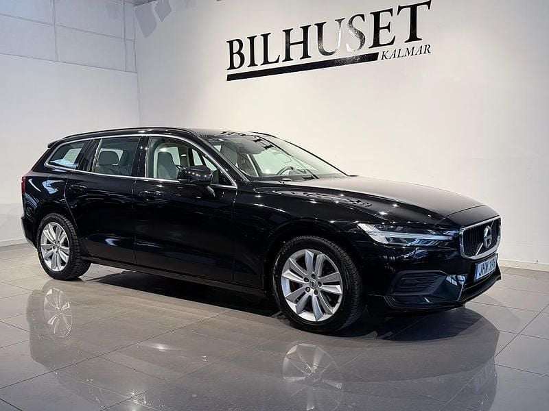 Begagnad Volvo V60 Momentum 197 HK (144 kW) 2021 Svart Kombi