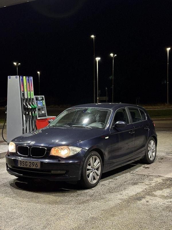 Blå Begagnad 2008 BMW 120 Advantage Halvkombi | 54 000 kr (Bra pris) - Bild 1/4